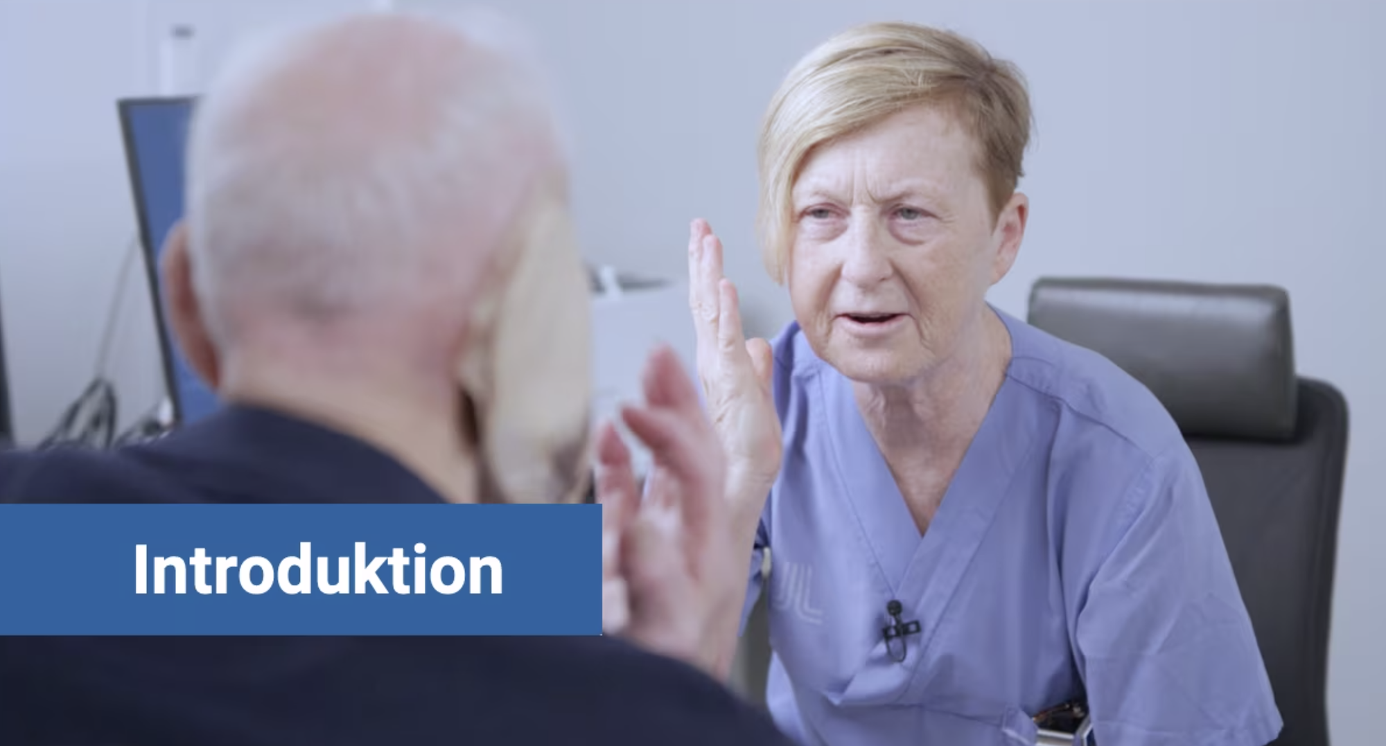 Sjuksköterska i samtal med patient om tumörsår