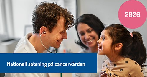 En läkare undersöker en flicka med stetoskop