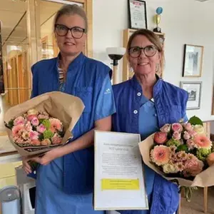 Emma Bäck Martinsson och Ulrika Werner håller i varsin blombukett och ett diplom med motiveringen till varför de utsetts till årets kontaktsjuksköterskor 2026.